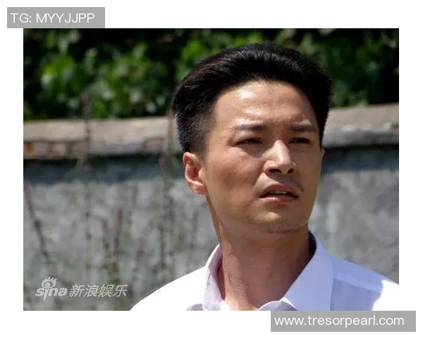 儿子与足球明星亲密合影展现梦想与偶像的完美瞬间