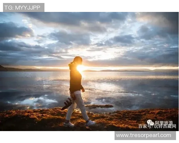 孤独的足球明星在晨曦中独自训练展现坚定信念与不屈精神的瞬间